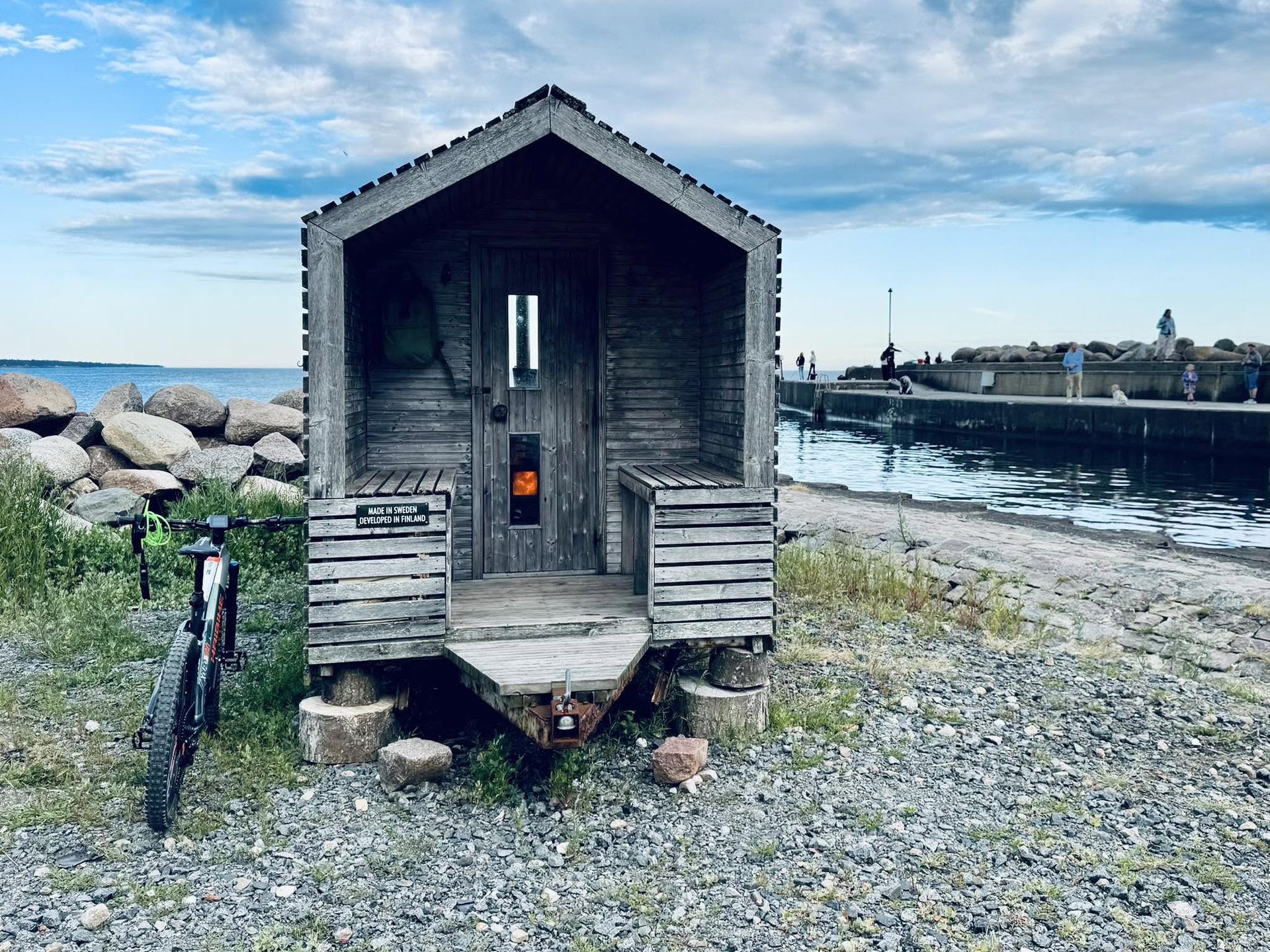 Kåseberga Byabastu på piren i Kåseberga hamn, med havet runt om.