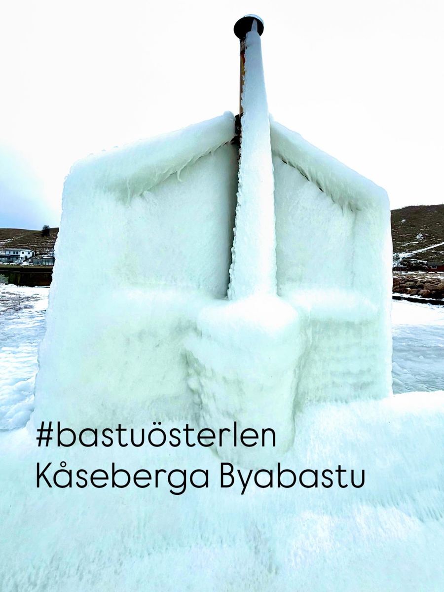 Bastun täckt av is efter en stormig natt.